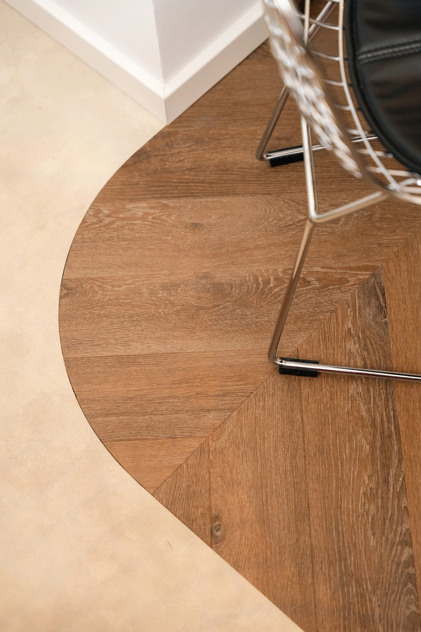 Garsonka Žacléř - vyvýšená postel s úložným prostorem