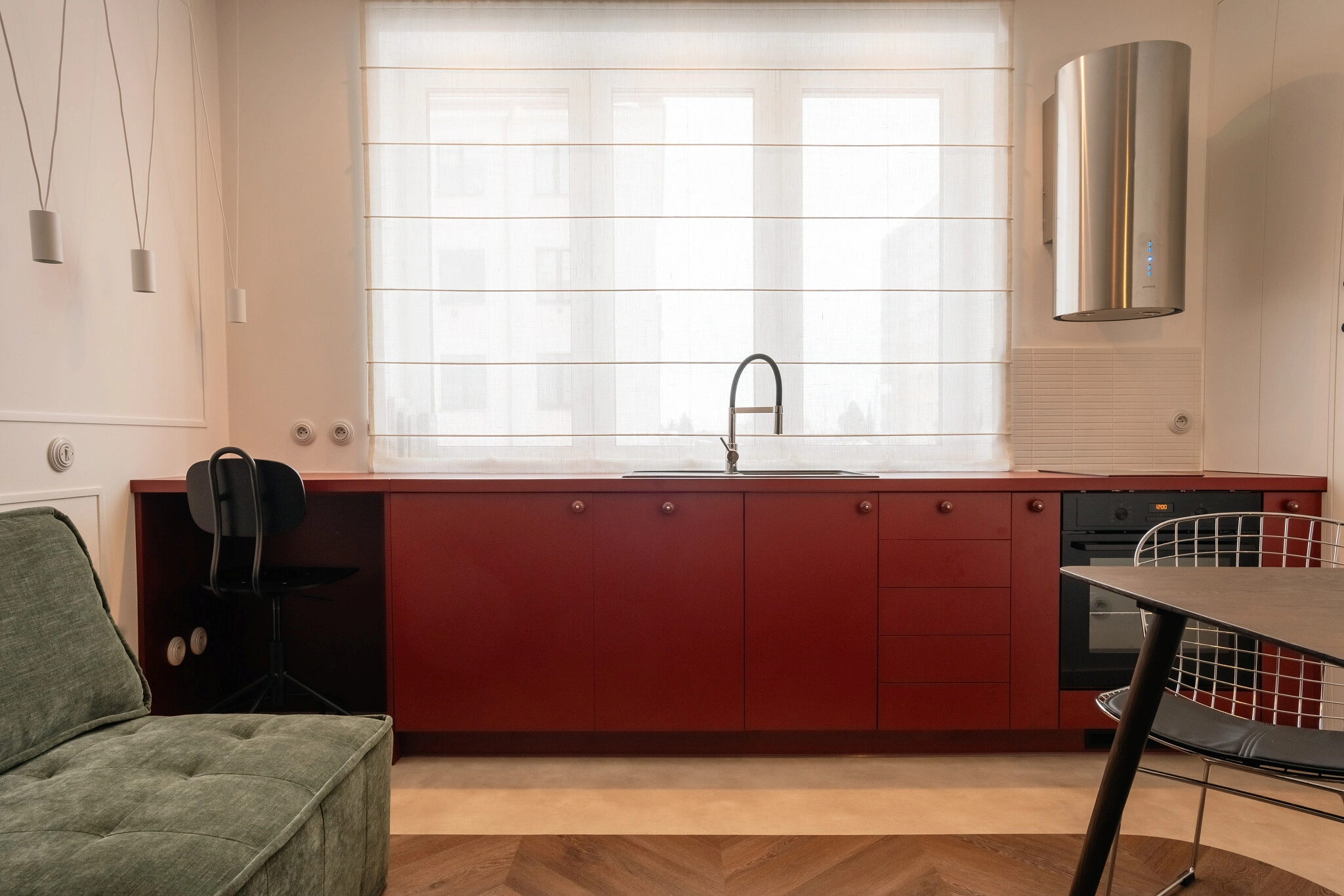 Garsonka Žacléř - obytný prostor s poloprůsvitným závěsem