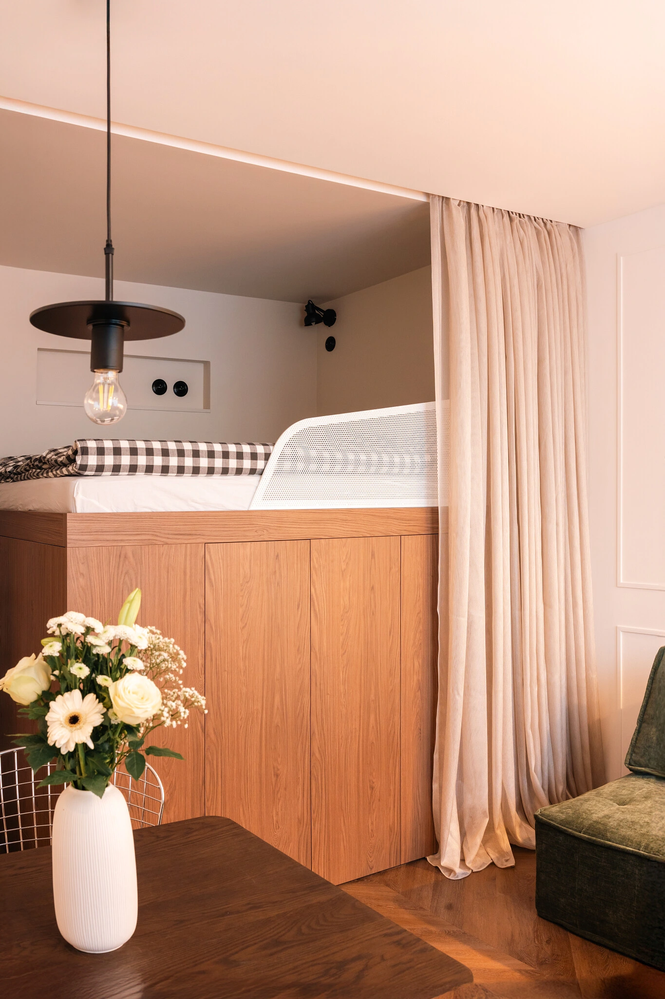 Garsonka Žacléř - spaní oddělené závěsem